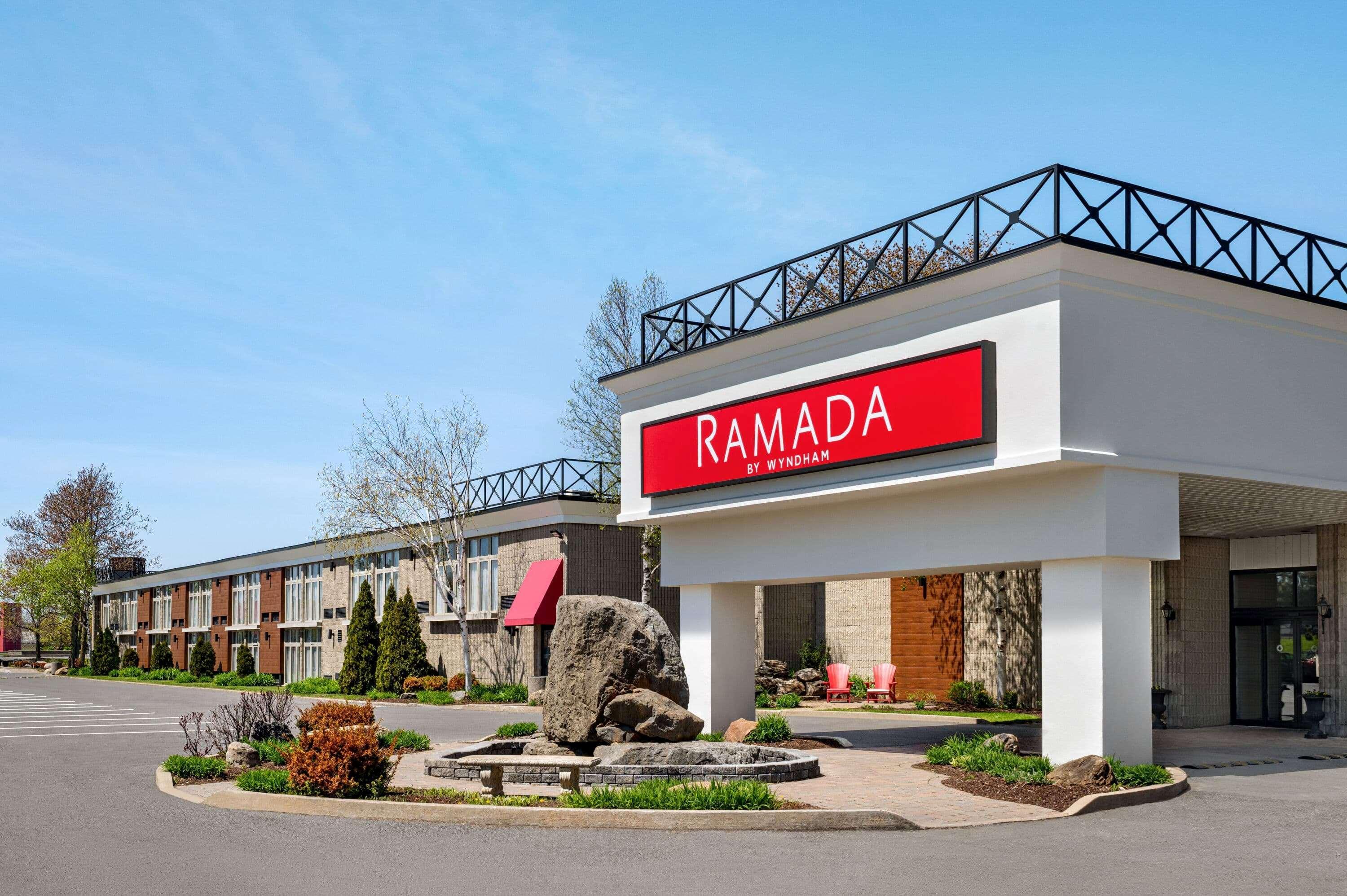 Ramada By Wyndham Cornwall Exterior foto