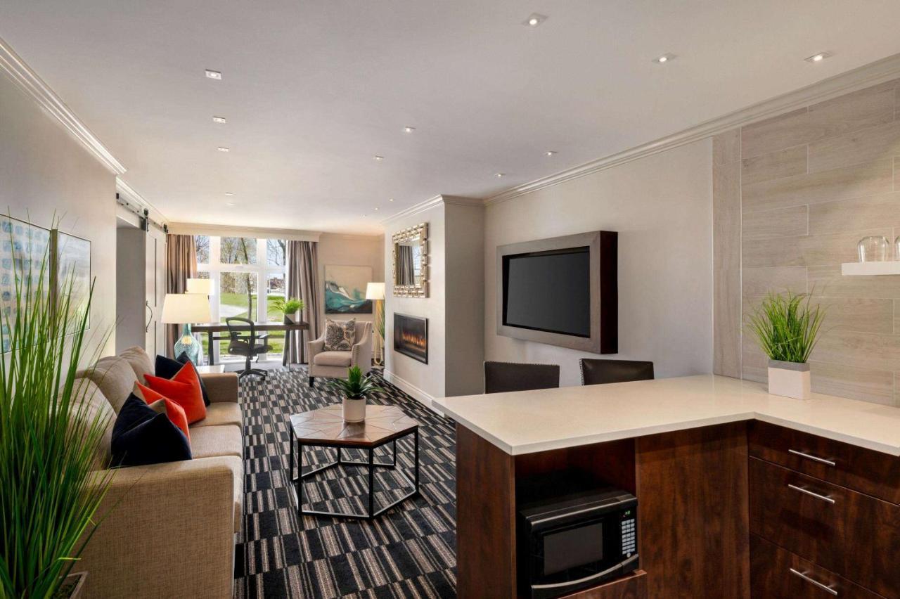 Ramada By Wyndham Cornwall Exterior foto